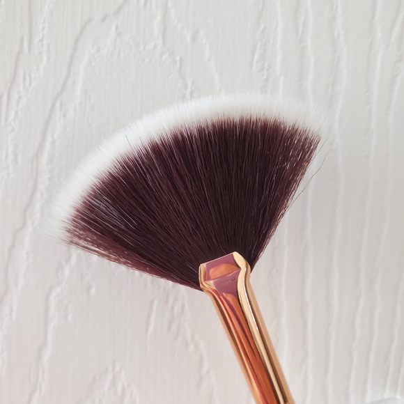 Luxie Beauty Fan Brush 560 - Picture 4 of 4